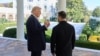 Президент США Дональд Трамп (слева) разговаривает с президентом Украины Владимиром Зеленским (справа) в Белом доме в Вашингтоне, 17 октября 2025 года