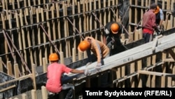 Көп кабаттуу үй куруп жаткан жумушчулар. Бишкек. Сүрөттүн макалага тиешеси жок.