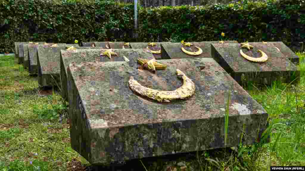 Поруч з пам'ятником &ndash; збірний некрополь