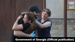 ცხინვალის ციხიდან გათავისუფლებული ზაზა გახელაძე ოჯახის წევრებს ხვდება, 14 ივლისი, 2021 წელი.