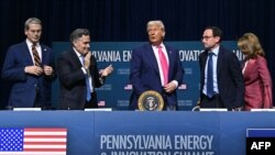 Președintele Trump (centru) la un eveniment dedicat investițiilor în economia SUA, la 15 iulie 2025, la Pittsburgh.