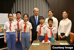 Президент Казахстана Касым-Жомарт Токаев с китайскими школьниками в Пекине, 2 сентября 2025 года. Публикация с сайта Акорды