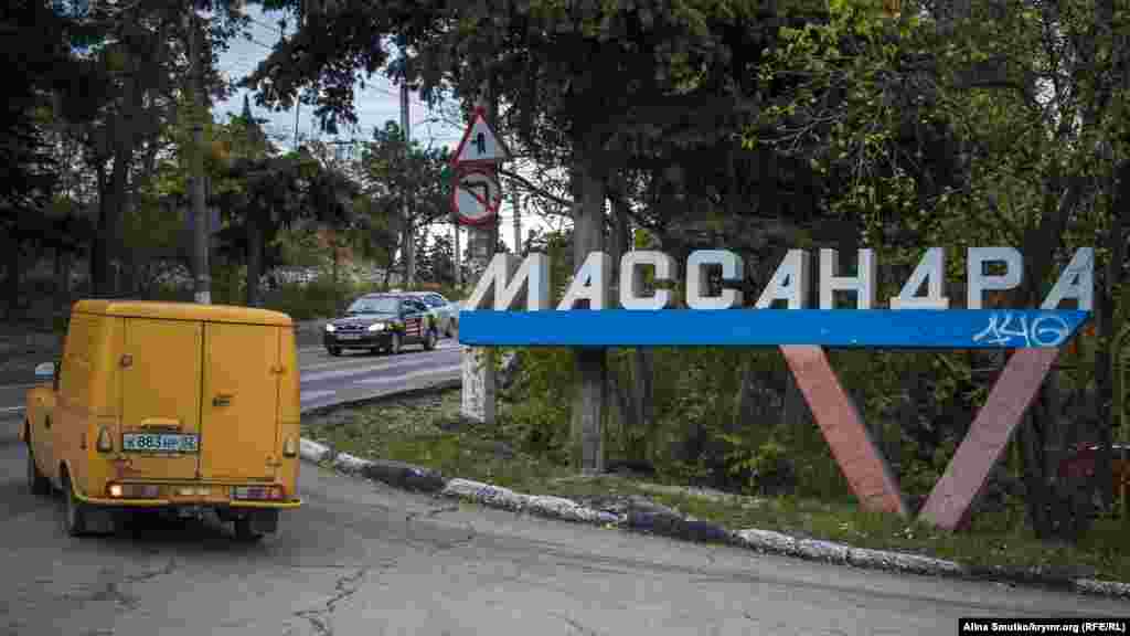 Коментуючи дозвіл на приватизацію &laquo;Масандри&raquo;, користувачі соцмереж згадують про продаж у 2017 році іншого кримського винзаводу &ndash; &laquo;Новий світ&raquo;. &nbsp; Перед цією подією на той момент віцепрем'єр російського уряду Криму Юрій Гоцанюк заявляв, що 100% акцій заводу належатимуть державі. &nbsp; У грудні того ж року &laquo;Новий світ&raquo; продали петербурзькій компанії &laquo;Південний проєкт&raquo;, яка входить до структури банку &laquo;Росія&raquo;. &nbsp; Фото: 2016 рік