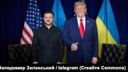 Președintele SUA, Donald Trump (dreapta), gesticulează în timpul unei întâlniri bilaterale cu președintele ucrainean Volodimir Zelenski. New York, 23 septembrie 2025.