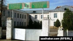 Mary welaýatynda bir orta mekdep. Illýustrasiýa suraty.