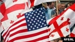 თბილისელები დროშების ფრიალით ესალმებიან ჯოზეფ ბაიდენს