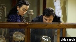 Герои фильма Ермухан Бекмаханов (актер Берик  Айтжанов) и Халима Бекмаханова (актриса Карлыгаш Мухамеджанова) рассматривают, согласно сценарию, череп Кенесары Касымова в Эрмитаже. Кадр из фильма «Аманат».