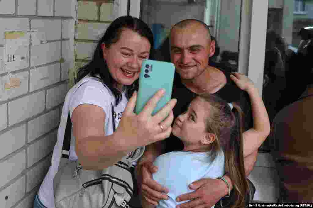 Військовий Віктор повернувся з російського полону. Його зустрічають дружина Ірина та донька Мілана