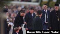 Nicușor Dan, președintele României, sosind la ceremonia de sfințire a Catedralei Naționale, la București, 26 octombrie 2025.