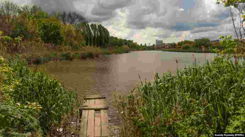 Верхній ставок відокремлює від Нижнього Гренажний провулок і заплава все тієї ж Слов'янки
