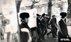 1986 жылғы желтоқсанда Алматыда бейбіт шеруге шыққандар адамдар көшеде кетіп бара жатыр.