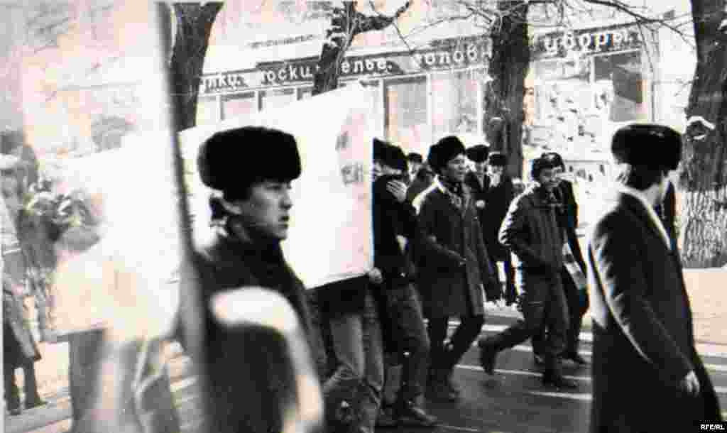 Шеруге шыққандардың қолында совет көсемі Владимир Лениннің ұлт саясаты жайлы сөзінен үзінділер, халықтың пікірін ескеруге шақырған, мысалы, "Әр ұлтқа өз көсемі!" деген және тағы басқа жазулар бар плакаттар болған.