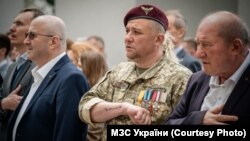 Під час церемонії урочистого підняття кримськотатарського національного прапора перед будівлею МЗС України (зліва – член Меджлісу Різа Шевкієв, справа – член Меджлісу Ільмі Умеров)