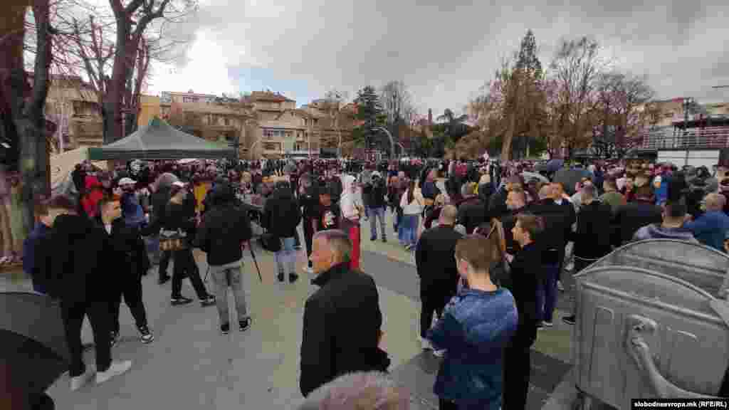 Илјадници луѓе се собраа во центарот на Кочани да им одадат почит на 59 загинати млади во пожарот во дискотеката во неделата на 16.03.2025.