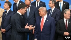 Генеральный секретарь НАТО Марк Рютте (второй слева) беседует с президентом США Дональдом Трампом во время фотосессии лидеров стран НАТО на саммите альянса. Гаага, Нидерланды, 25 июня 2025 года