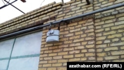 Ýaşaýyş jaýynyň gyrasyna ýerleşdirilen gazyň sarp edilişini ölçeýän gural