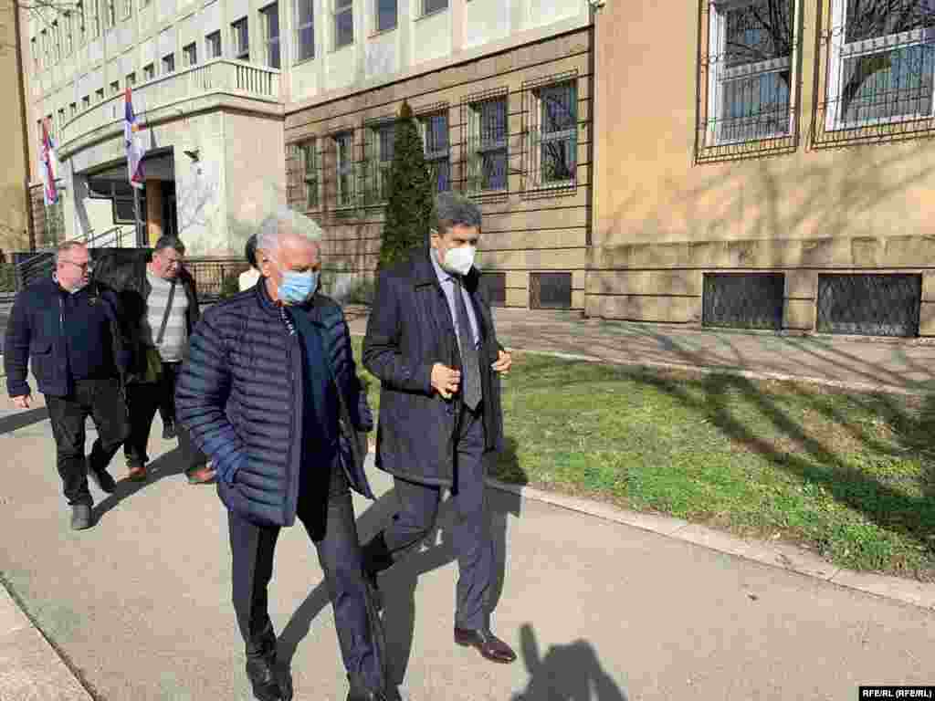 СРБИЈА - Поранешниот началник на Генералштабот на Југословенската армија, генералот Момчило Перишиќ, денеска е осуден од Високиот суд во Белград на три години затвор за шпионажа. Според пресудата, Перишиќ е осуден за давање тајни информации на вработениот во Амбасадата на Соединетите Американски Држави (САД) во Белград, Џон Нејбор.