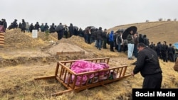 Орусияда каза болгон 10 жаштагы тажикстандык окуучу Кобилжон Алиевдин сөөгүн жерге берип жатышат. Тажикстандын Шахринав районуна караштуу Ажам айылы. Сүрөт Asia Plus агенттигине таандык.