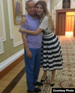 Оëғига шиппак кийган президентнинг эркатой қизи билан тушган бу сурати биринчи оила ичидаги Шекспирона ҳиссиëтлар юзага чиқмай туриб олинган. Сурат ББС расмий сайтига оид.