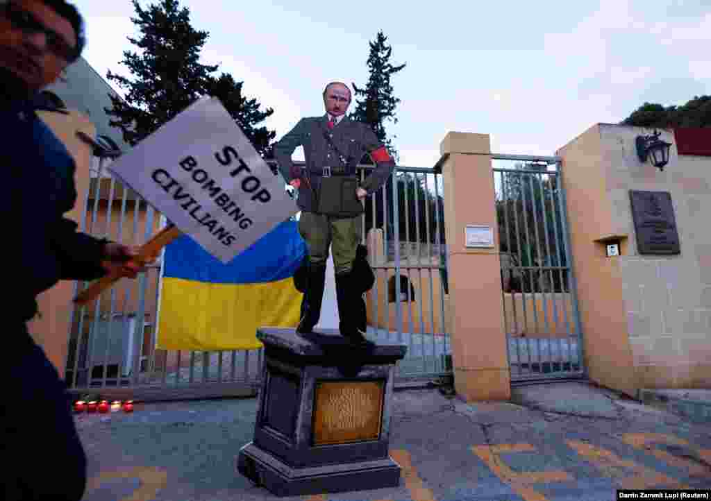 პუტინის მუყაოს კარიკატურა, სადაც ის ნაცისტური გერმანიის ლიდერად - ადოლფ ჰიტლერად არის გამოსახული, რუსეთის საელჩოს წინ კაპარაში, მალტა, 2022 წლის მარტი.