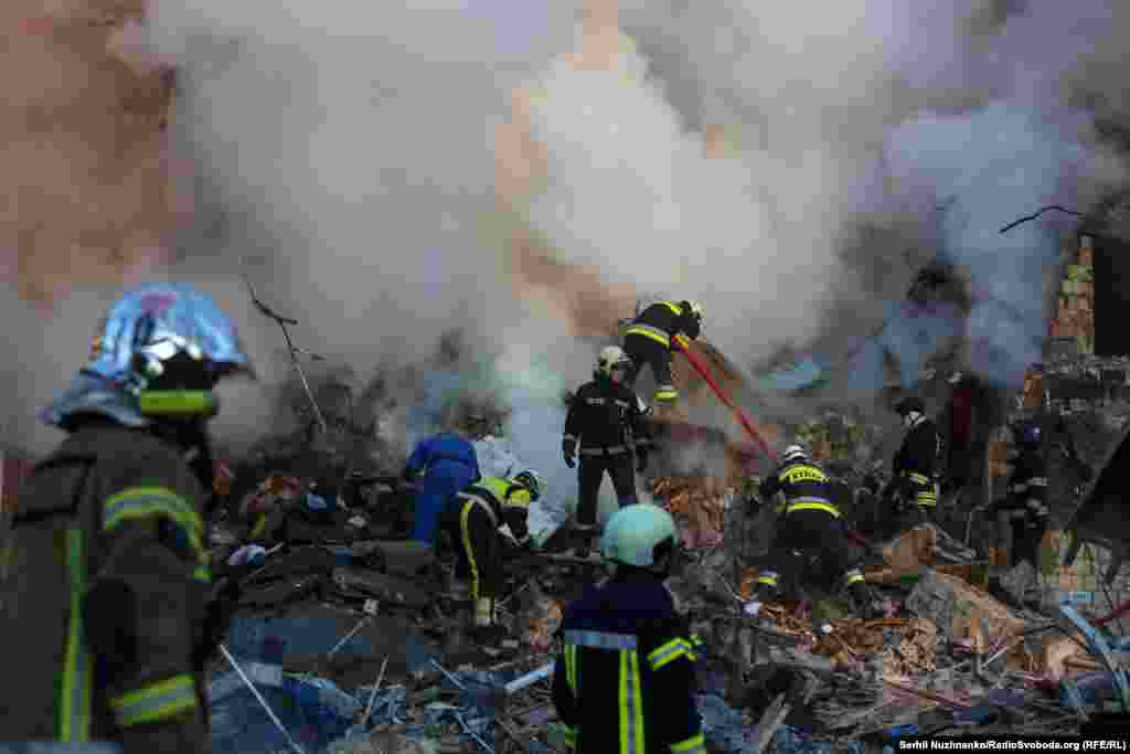 Маъмурони наҷот вайронаҳоро мекобанд