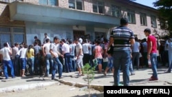 Специалисты говорят, что из-за высоких цен на контрактное обучение в отечественных вузах многие узбекистанские выпускники школ предпочитают получить высшее образование за границей, где обучение стоит намного дешевле.