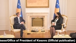 Kryeministri në detyrë, Avdullah Hoti gjatë një takimi në presidencë me ushtruesen e detyrës së presidentit, Vjosa Osmanin. 