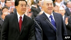 Қазақстан президенті Нұрсұлтан Назарбаев (оң жақта) пен Қытай төрағасы Ху Цзиньтао Орталық Азия газ құбыры жобасының құрамдас бөлігі «Қазақстан – Қытай» құбырын ашып тұр.  Астана, 12 желтоқсан 2009 жыл.