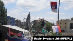 Barrikada mbi urën e lumit Ibër e ngritur nga serbët lokal. Për institucionet e Kosovës shihet si një pengesë në lirinë e lëvizjes, e për politikanët serbë të veriut, si simbol i ndarjes nga pjesa jugore dhe Republika e Kosovës.  