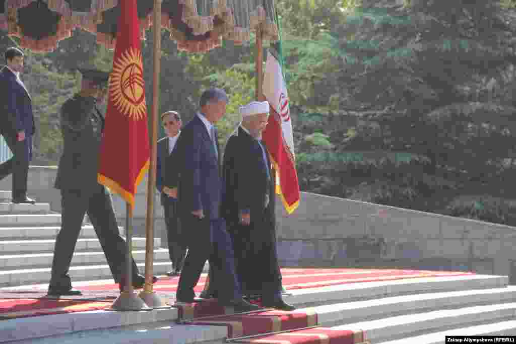 Гимн ойнолуп бүттү