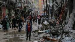 Газа тилкеси. Израилдин соккусунан талкаланган имараттардын ортосунда бараткандар. Ноябрь, 2023-жыл 