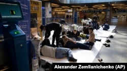 Аэропортто учак күткөндөр.