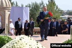 Президент Казахстана Нурсултан Назарбаев возлагает цветы к могиле Ислама Каримова. Самарканд, 12 сентября 2016 года.