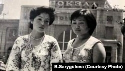 Бүбүкан Досалиева (солдо) жана Бурулкан Сарыгулова (оңдо). Студенттик альбомдо калган сүрөт.