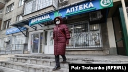 Женщина выходит из аптеки. Алматы, 9 декабря 2020 года.