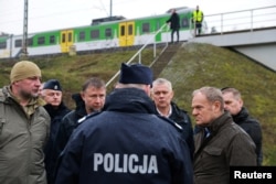 Премьер-министр Польши Дональд Туск на месте диверсии на железнодожных путях на линии Варшава-Люблин, 17 ноября 2025 года