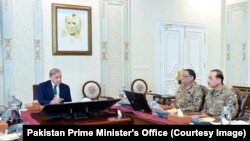 د پاکستان وزیراعظم میا شهباز شریف په اسلام اباد کې د ملي امنیت کمېټۍ د غونډې مشري کوي. د پوځ مشر جنرال سید عاصم منیر (له ښي لوري لومړی) هم په غونډه کې ناست دی - د اپرېل ۲۴مې انځور. 