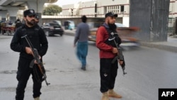 په پېښور کې پولیس سرتېري پر سړک پهره کوي - انځور له ارشیفه. 