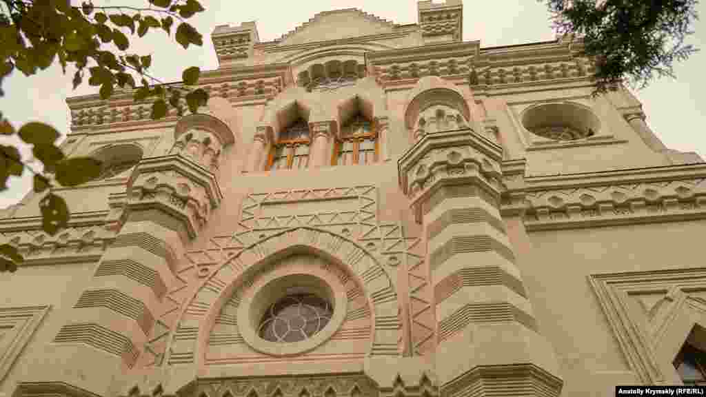 Kenassanıñ ögü. 2012 senesine qadar bu binada Qırım tele ve radio şirketiniñ muarririyeti edi