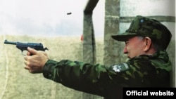 Galerie Foto: Dictatori cu arme