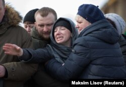 Мардуми ғамзада дар маросими ҷанозаи қурбониёни сӯхтори Кемерово