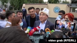 Аскар Акаев после допроса в ГКНБ КР (Бишкек), 2 августа 2021 г.