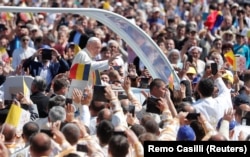 Papa Francisc sosește la Blaj, pe Câmpia Libertății, la celebrarea Sfintei Liturghii și la ceremonia de beatificare a șapte episcopi martiri greco-catolici, pe 2 iunie 2019.
