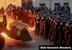 1 декабря протестующие привезли на площадь трактор, с помощью которого пытались прорваться через милицейские кордоны вокруг здания президентской администрации в Киеве, 1 декабря 2013 года.