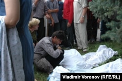 ბესლანის მკვიდრი სკოლაში დაღუპული ცოლის ცხედართან