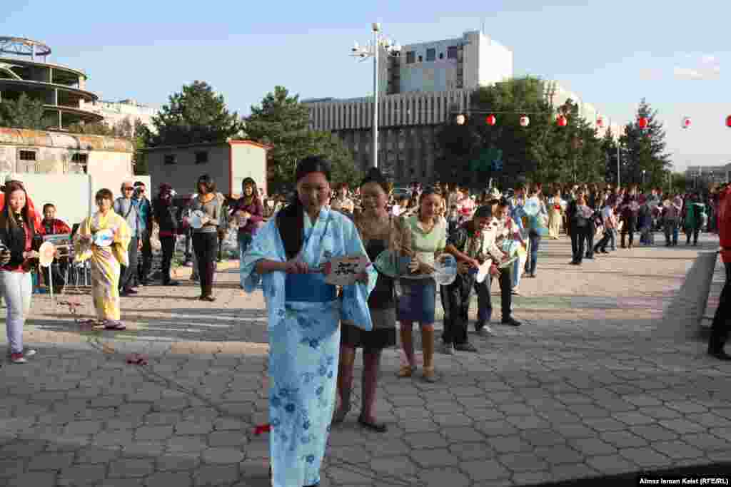 Совместный кыргызско-японский танец.