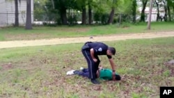Captură video a momentului în care polițistul Michael Thomas Slager verifică dacă Walter Scott mai trăiește. 4 aprilie, 2015.