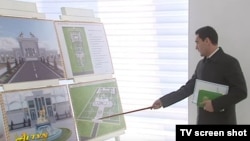 Президент Международной ассоциации туркменских алабаев Сердар Бердымухаммедов знакомит президента Туркменистана Гурбангулы Бердымухаммедова с проектами новых объектов. 