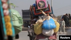 د خیبر د بېلابېلو برخو اوسېدونکي تر دې مخکې هم د ناامنۍ او پوځي عملیاتو له وجې بې کوره شوي دي - انځور له ارشیفه. 