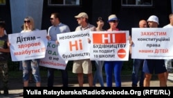 Батьки школярів пікетують мерію, протестуючи проти забудови територій шкіл у Дніпрі, червень 2018 року